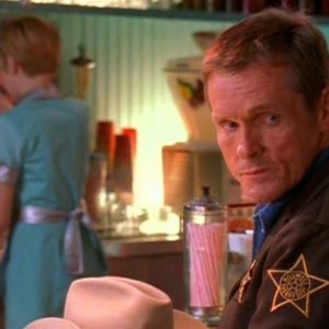 Jim Valenti al Crashdown Cafe nell'episodio 'Il bivio' della serie Roswell