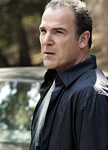 Mandy Patinkin in una scena dell'episodio ' L'uomo Nero ' della serie Criminal Minds