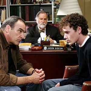 Mandy Patinkin insieme a Anton Yelchin nel ruolo di Nathan Harris nell'episodio ' Eros e Thanatos ' della serie tv Criminal Minds