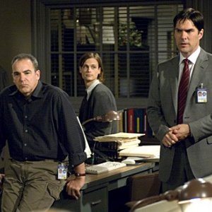 Mandy Patinkin, Matthew Gray Gubler e Thomas Gibson nella serie Criminal Minds, episodio: Il lascito