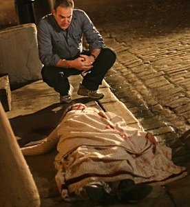 Mandy Patinkin osserva la scena di un crimine nell'episodio 'Jones' della seconda stagione di Criminal Minds