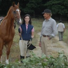 Marta Gastini e Terence Hill in una scena della miniserie L'uomo che cavalcava nel buio