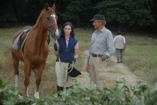 Marta Gastini e Terence Hill in una scena della miniserie L'uomo che cavalcava nel buio