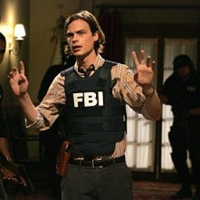 Matthew Gray Gubler e alle sue spalle Shemar Moor e sulla destra Thomas Gibson nell' episodio di Criminal Minds dal titolo 'Il Re dei pescatori - seconda parte'