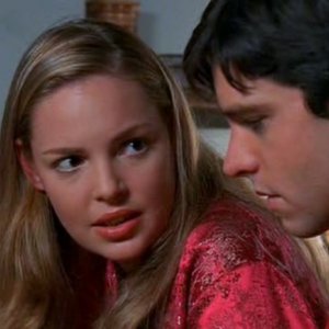 Max e Isabel (K. Heigl e J. Behr) in casa Evans nell'episodio 'Il bivio' della serie Roswell