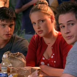 Max, Isabel e Michael (interpretati da B. Fehr, K. Heigl, J.Behr) nell'episodio 'Il bivio' di Roswell