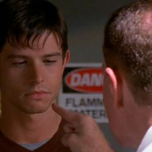 Milton Ross indica Max nell'episodio 'Il bivio' di Roswell (nella foto, Steve Hitner e Jason Behr)