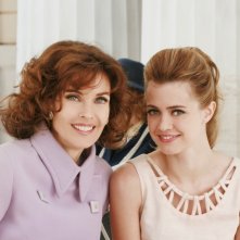 Nathalie Rapti Gomez e Carol Alt in una scena della serie TV Piper