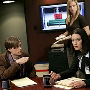 Paget Brewster con A.J. Cook e Matthew Gray Gubler in una scena dell'episodio ' L'ora della preghiera ' della serie tv Criminal Minds