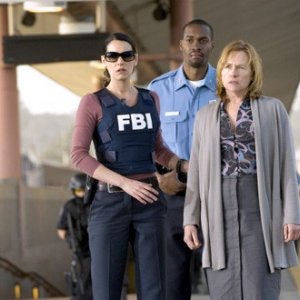 Paget Brewster con Amy Madigan nel finale della seconda stagione di Criminal Minds dal titolo: Senza via d'uscita - il ritorno di Frank