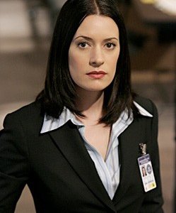 Paget Brewster durante una scena dell'episodio ' L'ora della preghiera ' della serie tv Criminal Minds