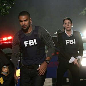 Paget Brewster e Shemar Moore nell'episodio 'Raphael - seconda parte' della serie tv Criminal Minds