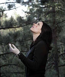 Paget Brewster in una sequenza dell'episodio 'Stagione di caccia' della serie televisiva Criminal Minds