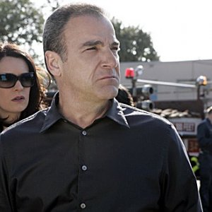 Paget Brewster insieme a Mandy Patinkin nell'episodio 'Cenere e polvere' della serie tv Criminal Minds