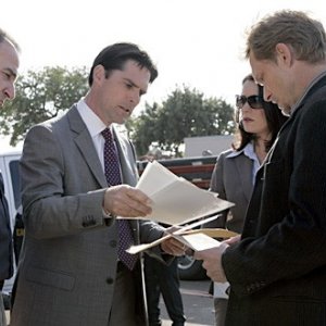 Paget Brewster, Thomas Gibson, Mandy Patinkin e Tom Schanley  nell'episodio 'Cenere e polvere' della serie tv Criminal Minds