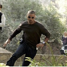 Shemar Moore in primo piano e Matthew Gray Gubler alle sue spalle nell'episodio ' L'uomo Nero ' della serie Criminal Minds