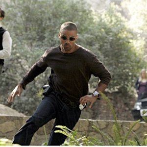 Shemar Moore in primo piano e Matthew Gray Gubler alle sue spalle nell'episodio ' L'uomo Nero ' della serie Criminal Minds