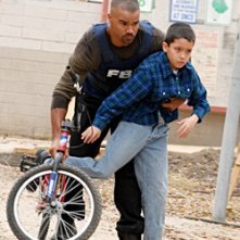 Shemar Moore in una scena drammatica dell'episodio 'Angoscia' della serie tv Criminal Minds