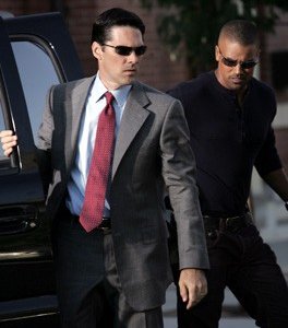 Shemar Moore insieme a Thomas Gibson  in un momento dell'episodio ' Pianeta Vuoto ' della seconda stagione di Criminal Minds