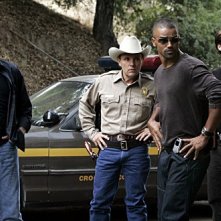 Shemar Moore, Mandy Patinkin, Matthew Gray Gubler e Robert Knott nell'episodio ' L'uomo Nero ' della serie Criminal Minds