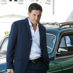 Teo Mammucari in una scena della serie TV Piper