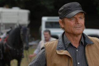 Terence Hill in un'immagine della miniserie L'uomo che cavalcava nel buio
