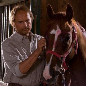 Terence Hill in una scena della miniserie L'uomo che cavalcava nel buio