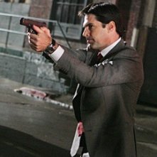 Thomas Gibson in una scena d'azione dell'episodio 'Note Mortali' della serie tv Criminal Minds