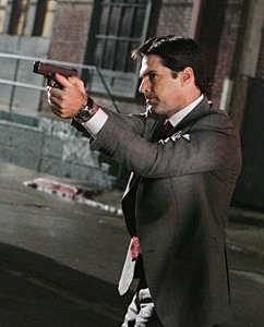 Thomas Gibson in una scena d'azione dell'episodio 'Note Mortali' della serie tv Criminal Minds