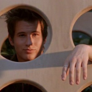 Brendan Fehr è Michael nell'episodio 'Una vita normale' di Roswell