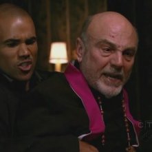 Carmen Argenziano e Shemar Moore in una scena d'azione nell'episodio 'Demonology' della quarta stagione di Criminal Minds