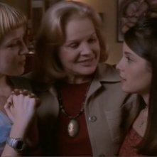 Carroll Baker è Nonna Claudia insieme a Maria e Liz (Majandra Delfino e Shiry Appleby) nell'episodio 'Una vita normale' di Roswell
