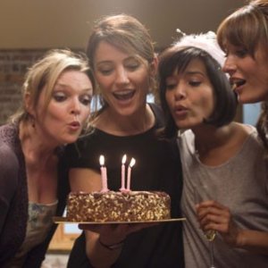 Il cast di Amanti in una scena della serie