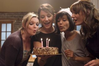 Il cast di Amanti in una scena della serie