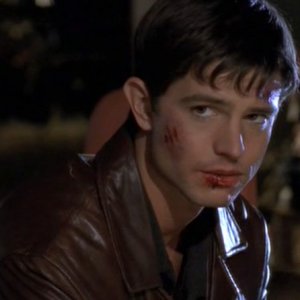 Jason Behr è Max Evans in una scena dell'episodio 'Una vita normale' di Roswell