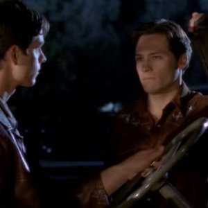 Jason Behr (Max Evans) e Nick Wechsler (Kyle Valenti) nell'episodio 'Una vita normale' di Roswell