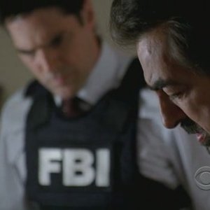 Joe Mantegna e in secondo piano, Thomas Gibson nell'episodio 'House on fire' della quarta stagione di Criminal Minds