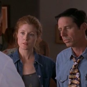 John Doe (Jeff Parker) e Jo Anderson (Nancy Parker) nell'episodio 'Una vita normale' di Roswell