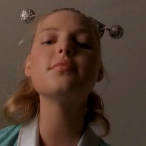 Katherine Heigl è Isabel vestita da aliena nell'episodio 'Una vita normale' di Roswell