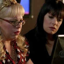 Kirsten Vangsness con Paget Brewster nell'episodio 'Zoe's Reprise' della serie televisiva Criminal Minds