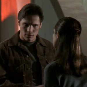 Liz Parker (S. Appleby) parla con Kyle Valenti (N. Wechsler) nell'episodio 'Una vita normale' di Roswell