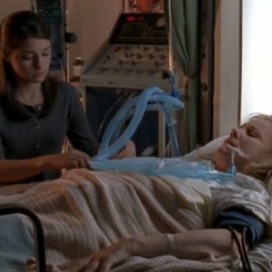 Liz (Shiri Appleby) con nonna Claudia (Carroll Baker) nell'episodio 'Una vita normale' di Roswell