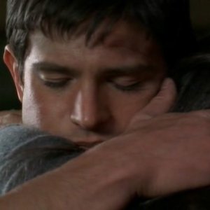 Max (Jasoh Behr) abbraccia Liz in una scena dell'episodio 'Una vita normale' di Roswell