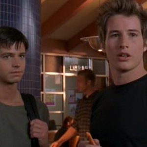 Max (Jason Behr) e Michael (Brendan Fehr) nell'episodio 'Il diario scomparso' di Roswell