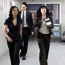 Meta Golding, Paget Brewster e Thomas Gibson in secondo piano, nell'episodio 'Di padre in figlio' della serie tv Criminal Minds