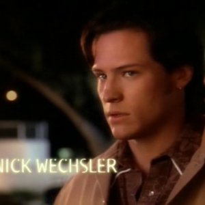 Nick Wechsler è Kyle nei titoli di testa dell'episodio 'Una vita normale' di Roswell