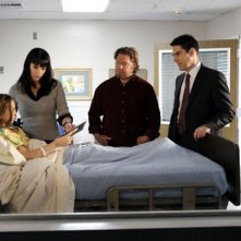 Paget Brewster con Adair Tishler, Thomas Gibson e John Bishop nell'episodio 'Di padre in figlio' della serie tv Criminal Minds