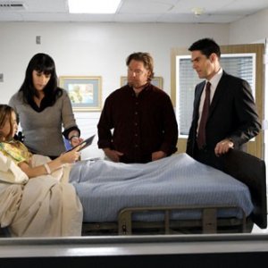 Paget Brewster con Adair Tishler, Thomas Gibson e John Bishop nell'episodio 'Di padre in figlio' della serie tv Criminal Minds