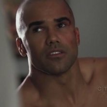 Shemar Moore viene curato da un paramedico nell'episodio 'Omnivore' della quarta stagione di Criminal Minds