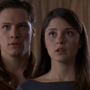 Shiri Appleby (Liz Parker) e Nick Wechsler (Kyle Valenti) nell'episodio 'Una vita normale' di Roswell